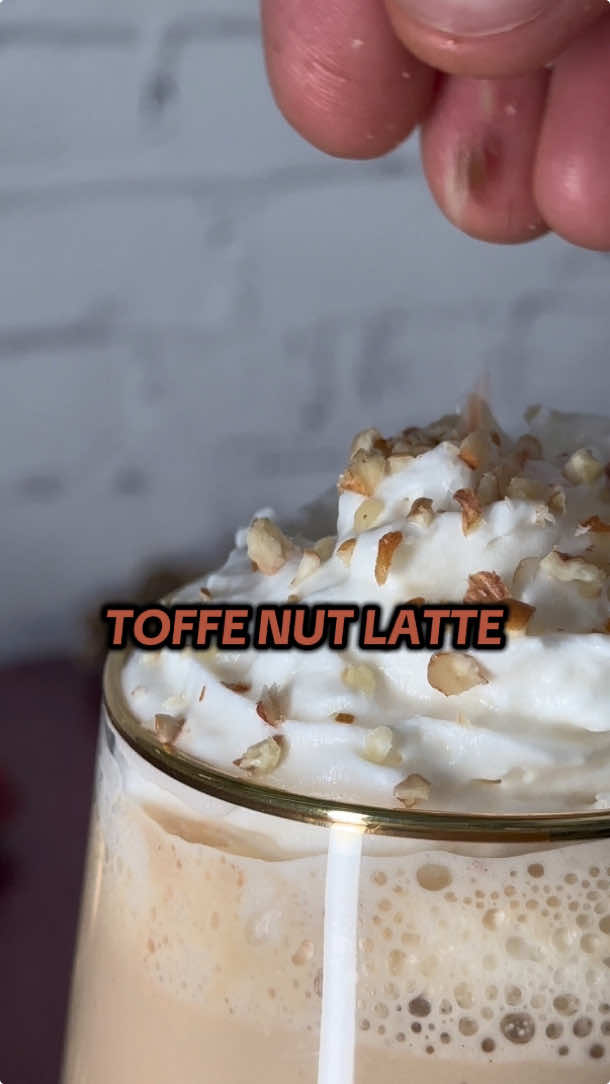 ¿Y tú ya arrancaste tu maratón Navideño? 🎅🏻🎄 Si no es así te compartimos esta deliciosa bebida de TOFFEE NUT LATTE CASERO perfecto para esta temporada ☕ INGREDIENTES: 1	lata de Leche Evaporada CARNATION® CLAVEL®  1	taza de nueces, remojadas   2	cucharadas de Café 100% Soluble NESCAFE® CLASICO®  1	taza de agua, caliente  2	cucharadas de caramelo líquido  crema batida   1	cucharada de nuez, picada   1        cucharadita de canela, en polvo   PREPARACIÓN  1.- Licúa la de Leche Evaporada CARNATION® CLAVEL® con las nueces. Calienta hasta que empiece a hervir.  2.- Prepara el Café 100% Soluble NESCAFE® CLASICO® con agua caliente y agrega a la preparación anterior.   3.- En un vaso vierte caramelo líquido y llena con la bebida.  4.- Decora con crema batida, nuez y canela. Disfruta.  #snacks #antojo #postresdeliciosos #bebidas #toffeenut #coffee
