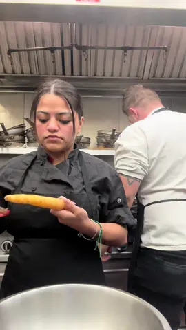 Can’t work in peace 😔🤕🙃👨‍🍳😆😝 #chef #comedy #funny #kitchen #fyp #foryoupage #hellskitchen #fox #funnyvideos 