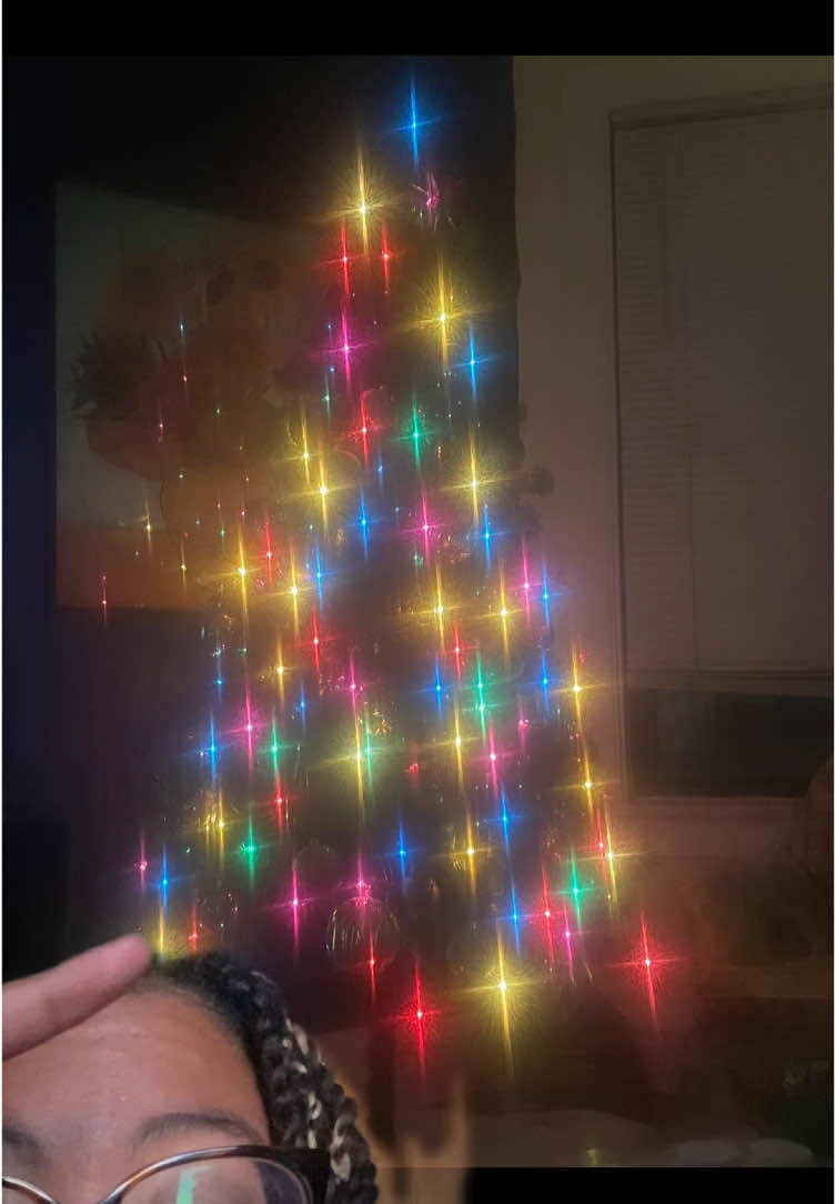 yeah take that 2 eyes 😏  #vintagechristmaslights #vintagechristmas #vintagechristmasdecor #ledchristmaslights #vintagevsledlights #christmastree #christmaslights #astigmatism #footballshapedeyes #fyp #lemon #christmasmagic #viral #trend #trending 