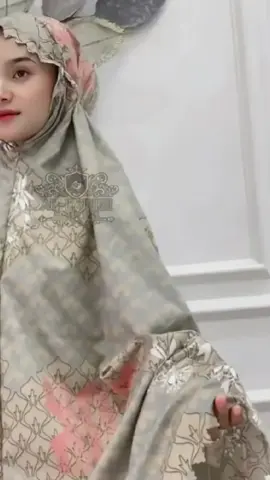 Mukena alfarizi Terbuat dari bahan katun motif premium yang nyaman digunakan untuk semua musim.  Selain terlihat anggun dan cantik saat digunakan, desain mukena ini pun praktis dan minimalis.  Sudah di sertai mini pouch setiap pembeliannya sehingga mudah untuk di bawa kemana - mana.  Cocok di gunakan untuk kegiatan sholatmu dimanapun kamu berada.  Segera amankan stoknya dari sekarang selagi ada harga promo.  Langsung klik keranjang kuning.  #mukenatraveling #mukenahcantik #mukenamurah #alfarizimukena