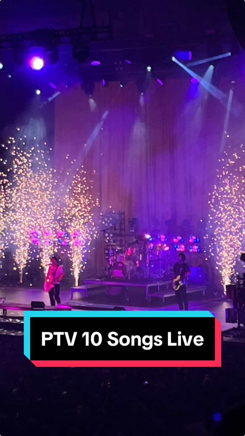 Pierce the Veil's last show of the year, super hype night #ptv #piercetheveil #NY #vicfuentes #live #music #concert #guitar #posthardcore 