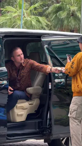 Apakah kalian dapat membantu orang yang tidak kalian kenal? 🙏🏼 Berapa banyak orang yang telah kalian bantu?  #mrterimakasih @lukman.nurja 