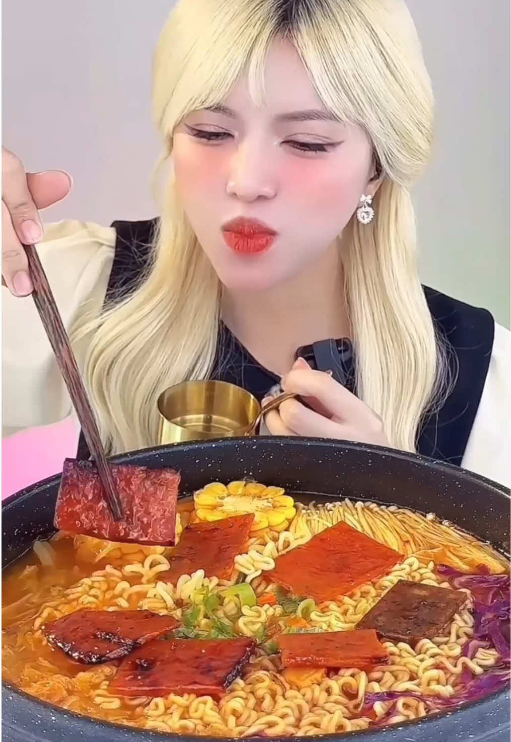 Cùng Vàng thưởng thức thịt heo nướng Bakkwa nhà Rou nha bạn ơi!  #tocvanghoe #mukbang #thitheonuong #Bakkwa #Rou #GourmetViet #ancungtiktok #xuhuong 