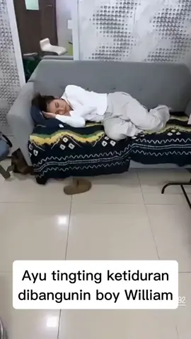 Ayu tingting kecapekan sampai ketiduran di kursi, boy William membangunkannya #ayutingtingting #boywilliam