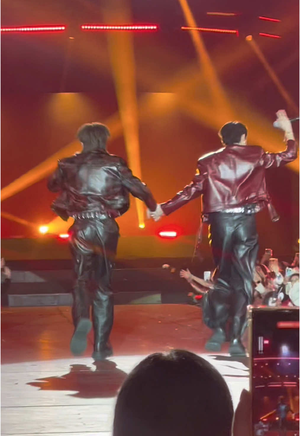 Chuyến đi này với tôi có ý nghĩa vô cùng lớn vì sắp tới có thể rất lâu nữa tôi mới đc gặp lại họ. Khoảnh khắc họ nắm tay nhau chạy thật sự đẹp đến nao lòng. ✨ #bb0un #prem_space #bounprem #gmmtvfandayinbkk #xuhuong 