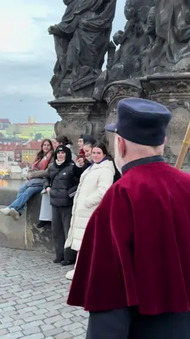 🇨🇿Il nostro viaggio a Praga inizia proprio dal Ponte Carlo. Durante il periodo dell’avvento sul ponte Carlo si possono incontrare i lampionai di Praga. Ovvero coloro che accendono i lampioni a gas. Arrivano all’ora del tramonto intorno alle 16:00.💌#prague#praga#christmas 