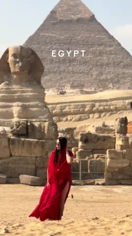 Cleopatra-ing in Egypt 🇪🇬🧞‍♂️ Feels surreal walking in 4,500 BC of history ♥️  #egypt #pyramid #sphinx #cairo #travel #visitegypt #thegirlthatwander #exprilore 