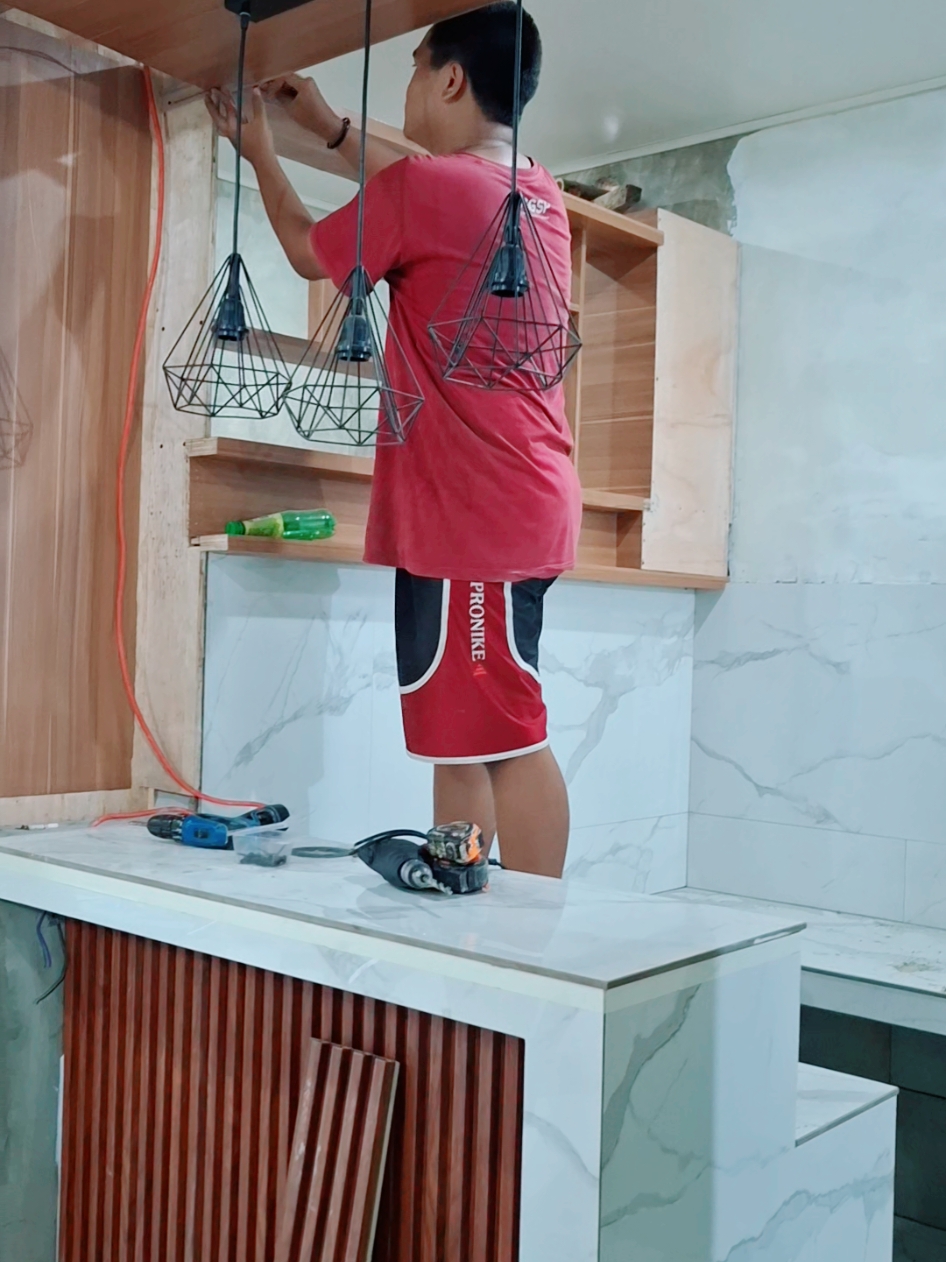 Masih proses💪💪🥰🥰 #rumahminimalis #rumahimpian #dapurminimalis #minibar #kithenset #dapursederhana #lampuminibar 