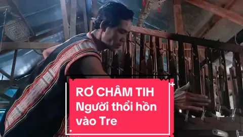 Với niềm đam mê và tình yêu sâu sắc với nhạc cụ Tây Nguyên, nghệ nhân Rơ Châm Tih không chỉ thuần thục kỹ thuật chơi nhạc cụ mà còn có khả năng chế tác. Dưới bàn tay tài hoa, khéo léo, Rơ Châm Tih đã biến tre, nứa trở thành các loại nhạc cụ dân tộc nổi tiếng như: Đàn T'rưng, Goong, K’lông Bút hay Ting ning… Đặc biệt, anh còn mang những “báu vật” này ra khắp thế giới để biểu diễn. #taynguyenoi 