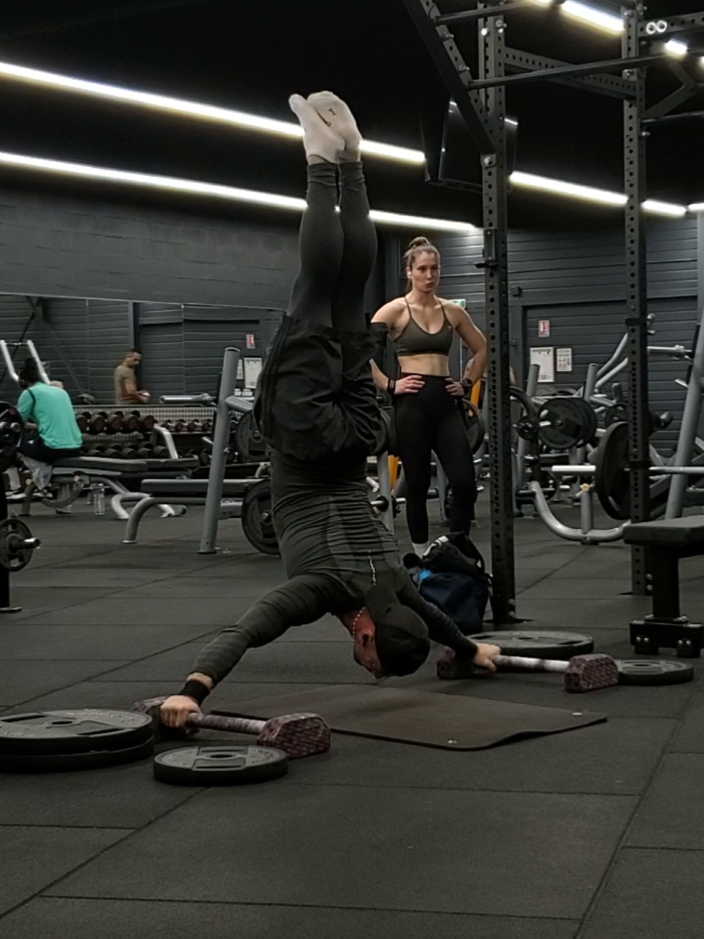 reaction women at gym to calisthenics athlete  #workout #pourtoi #for #fyp #tik_tok 