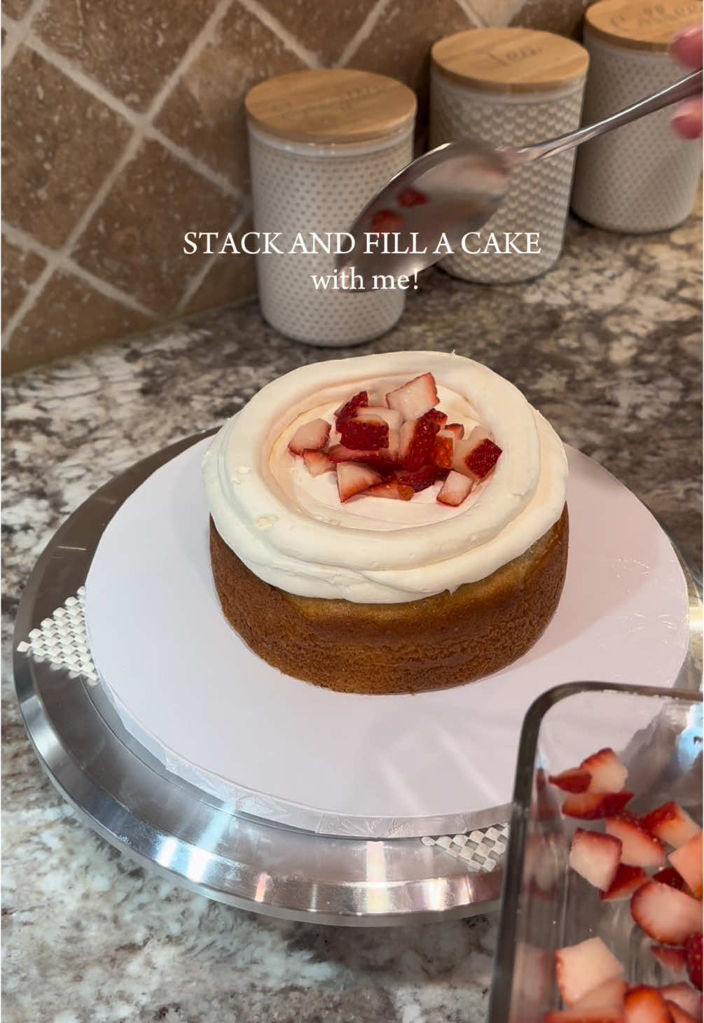 vanilla cake filled with a classic vanilla buttercream and fresh chopped strawberries ✨🍓 a flavor combination that will never get old 🫶🏼 #vanillacake #cake #crumbcoat #cakefrosting #cakevideo #caledecorating #cakedecoration #strawberries #vanillaandstrawberrycake #strawberryfilling