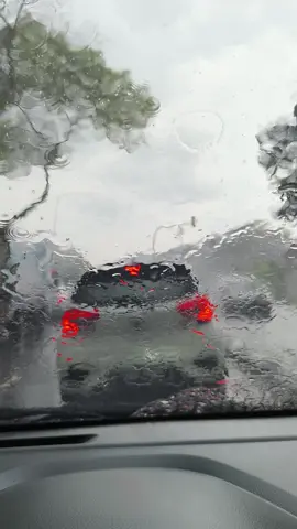 Hujan lebat sepanjang jalan dari Ipoh hingga Batu Gajah. 2 kali terpaksa berhenti tepi sebab tak nampak jalan. Betul-betul lebat. Drive safe semua. Biar lambat asal selamat.✊🏻🫂 #farzanathamizi #hujanrahmat #staysafe #doayangbaikbaik #teruskanberdoa #mintapadaallah 