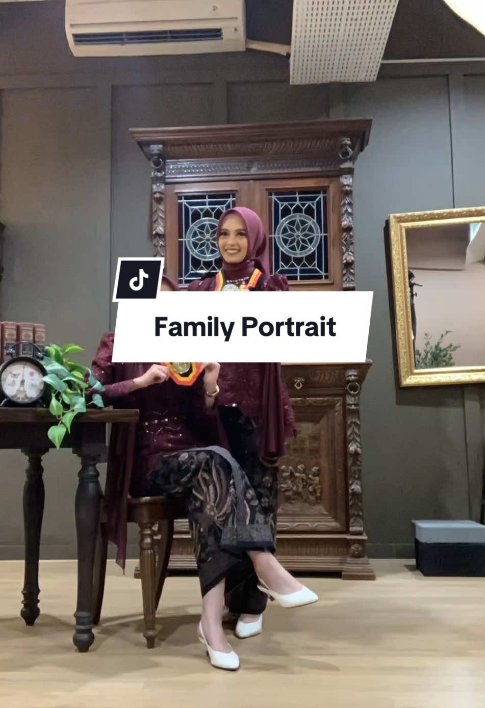 Si mini udah wisuda aja 👏🏻 Kita sekeluarga pake kerudung segi empat jadul warna burgundy ya.  #parisjadul #hijabitiktok #wisuda #familyportrait 