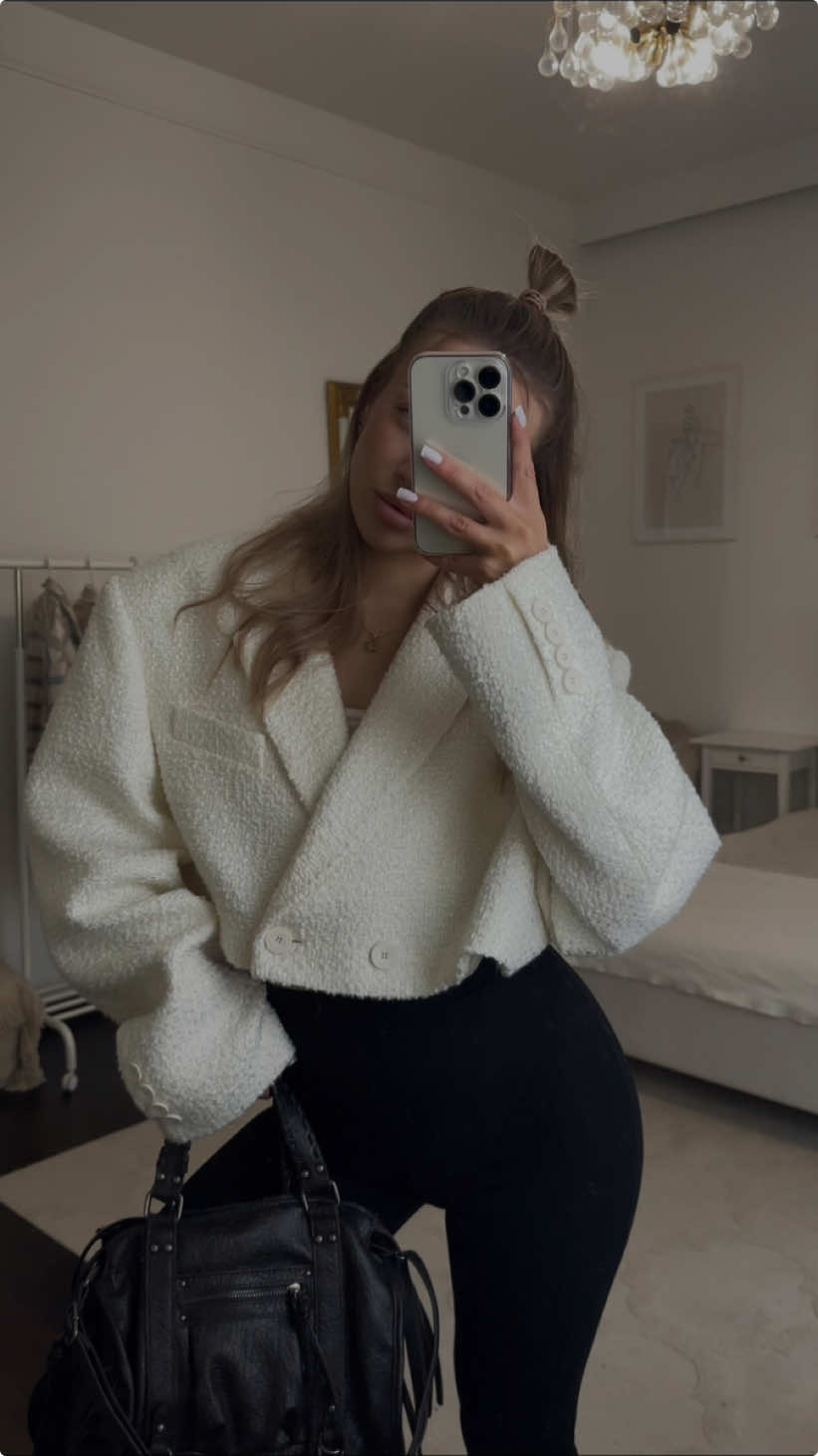 creamy blazer  #outfit #outfitideas #outfitinspo #OOTD #fashion #dlaciebie #stylizacja #stylówka #oversize #autumnoutfits #ugg #uggseason #blazeroutfit #blazer #marynarka #krotkamarynarka 