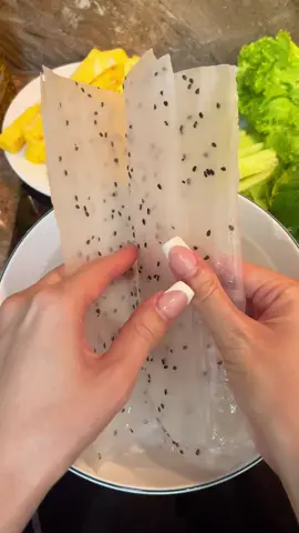 Bữa giờ ăn bánh tráng mè đen này liên tục luôn 😄#reviewsanpham #banhtrang #banhtrangmeden #banhtrangphanrang #goicuon #goicuontomthit #banhtrangmedenphanrang #fyp #anuong 