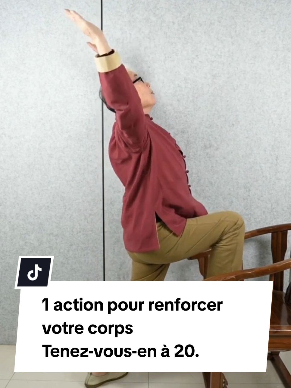 Pour renforcer votre corps en un seul mouvement, faites-le 20 fois ! Effectuez un mouvement 20 fois par jour pour renforcer votre corps, vos épaules, votre cou, votre taille et vos jambes. Tout d'abord, nous trouvons une chaise stable, marchons dessus, puis étirons nos bras en arrière et nous nous penchons en arrière en même temps. Ainsi, après avoir pratiqué ce mouvement, les bénéfices sont inattendus et nous ne demanderons jamais d'aide en vieillissant.  Vivez une vie saine sans faire de détours.