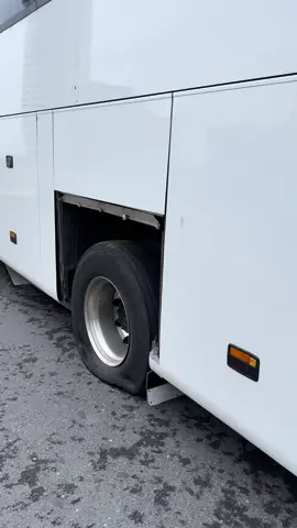 Kapana giren otobüsün dört lastiği birden patlamış