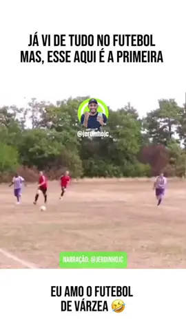 Que tipo de jogada é essa? 🤣⚽ Futebol sempre nos surpreende com cada lance! Rindo muito aqui! 🤣👏🏾 #jerdinhojc #ResenhaDoFutebol #LancesEngraçados #rindomuito #futeboldevarzea #futebolamador 