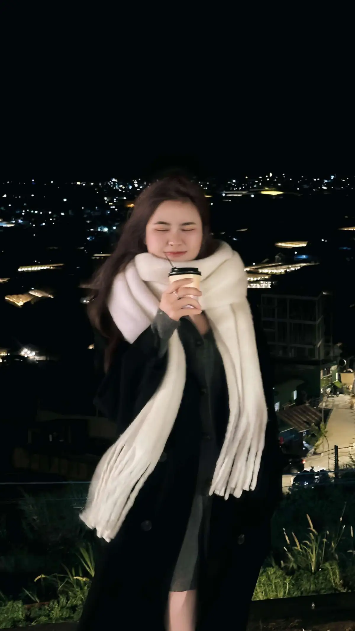 Gió lạnh run cầm cập nhưng không sao tôi vẫn ngồi chill co ro ngắm thành phố vì tôi là một cô nàng thư giãn 😌 #fyp #xuhuong 