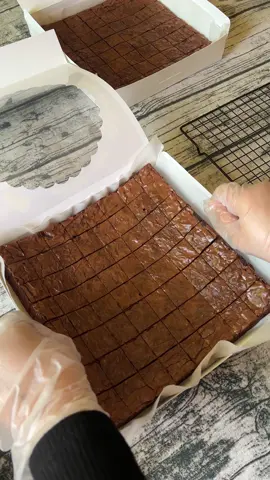 الأكثر طلباً تبارك الله لا يفوتكم ألذ فدج براونيز مع مكس صوصات شي خيالي 👌🏻😍🔥 للطلبات والاستفسارات على الواتس ‭050 577 2087‬ ✨🍫 #اسر_منتجه #كافيهات_جده #جده_الان #كافيهات #اكسبلورexplore #جده_تيك_توك #بوكسات_الشتاء #براونيز #الشعب_الصيني_ماله_حل😂😂  