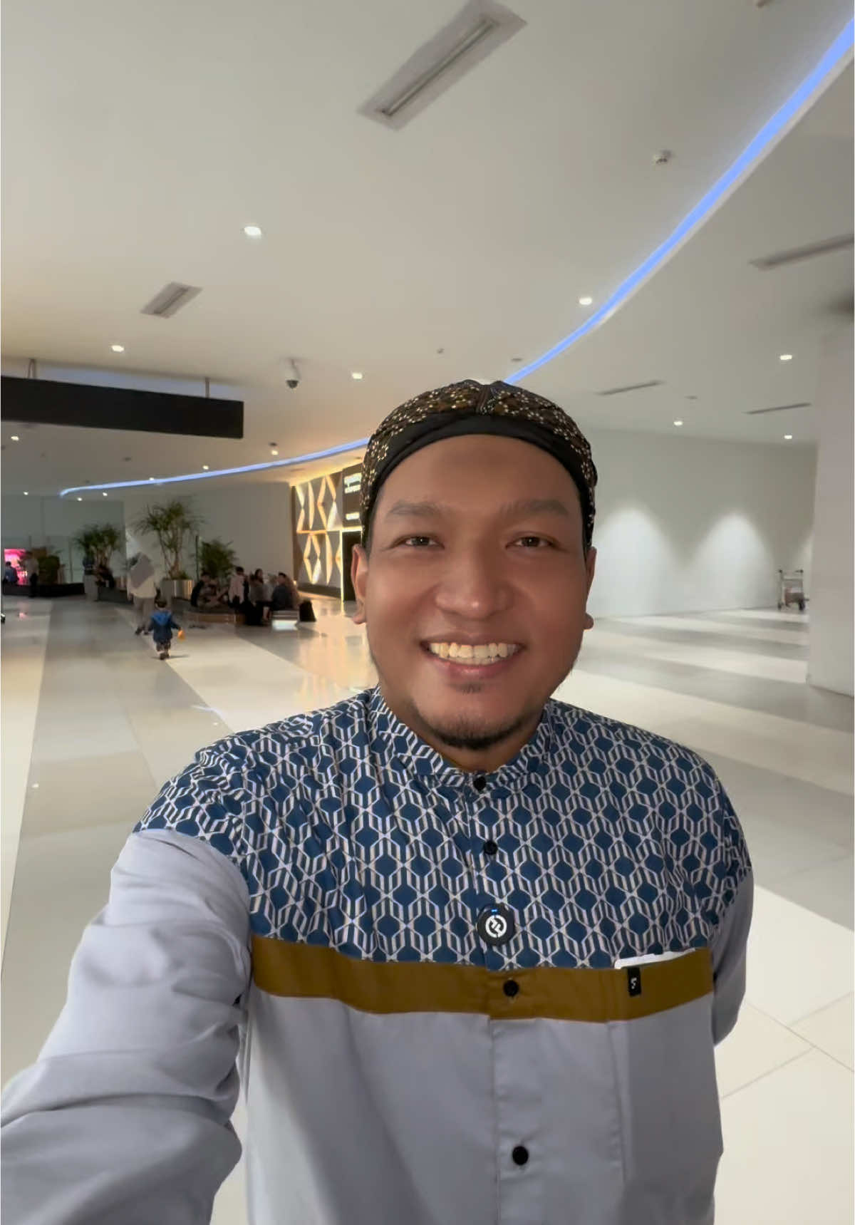 Tidak ada pekerjaan halal yang layak di goblok-goblokkan dan ditertawakan.