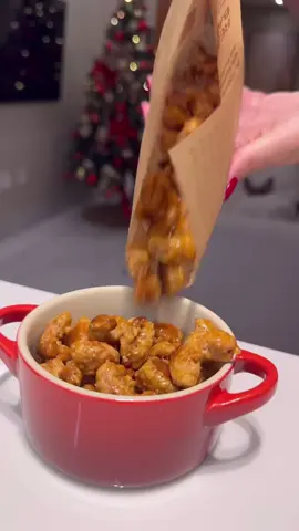 CASTANHAS CARAMELIZADAS que vendem no shopping! 😍 Agora nunca mais vai pagar caro por elas! Para fazer, só vai precisar de: - 100g de açúcar cristal - 80ml de água - 150 de castanha de caju (ou outro nuts da sua preferência) - 1/2 colher de sopa de manteiga Essa receita é um espetáculo! Se você gostou, não esquece de salvar esse vídeo ❤️ #castanha #caramelizada #natal 