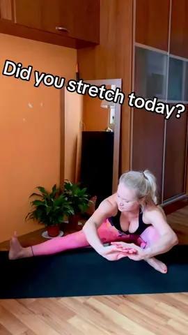 Try to stretch every day #yoga #yogatips #bodypositivity #homeworkout #stretch #stretching #flexiblegirl #exercise #workout #mindfulness #gymmotivation #gymgirl 