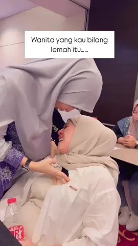 Wanita Depresi dengan Mental yang hancur, itu nyata adanya. Pada akhirnya, hubungan yang tidak sehat akan menguras emosi, menguras kewarasan dan mengikis kesehatan mental nya. Hampir setiap hari saya berkeliling dari satu kota ke kota lainnya, bahkan hingga ke luar negara kita. Membantu menyembuhkan luka bathin, dan salah satunya luka bathin karena kehidupan rumah tangga. Entah itu pasangan yang tidak bisa menghargai, tidak memenuhi nafkah (lahir dan bathin), pasangan yang tidak peduli atau bahkan pasangan yang berkhianat. Banyak hal yang terjadi dalam kehidupan rumah tangga, dan tentunya sebagai wanita kamu harus kuat. Karena wanita diciptakan sebagai “Tiang” agar rumah bisa tercipta seperti istana jika wanita didalamnya bahagia. Dan karena itu jugalah wanita harus kuat, tiang itu harus kuat. Sehat dan berbahagia selalu sahabat” wanita di manapun berada, pilih bahagia mu dengan caramu. Karena selama kita hidup, tentunya akan ada ujian nya masing”. Namun bahagia adalah pilihan utama. Bagi yang ingin ikut self healing class bersama bunda Zie dan team, ini jadwalnya : Jangan sampai ketinggalan lagi nieh, segera daftarkan kegiatan di kota terdekat mu : 1. 8 Desember di Surabaya 2. 25 Desember di Denpasar-Bali. Hubungi ibu Indah di 0851-5074-3644  Dan follow akun insta resmi bunda @cakrawalahati_official  dan akun @eventyuukofficial  Salam Sehat, Cerdas dan Bahagia. #ar #hurufkecilaja #galgadotkatanya #adjietakaalifku #cakrawalasyurgaku #selfrespect #selfhealing #hypnotherapy 