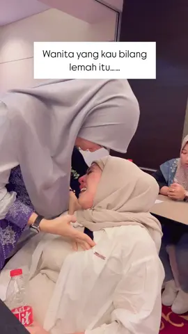 Wanita Depresi dengan Mental yang hancur, itu nyata adanya. Pada akhirnya, hubungan yang tidak sehat akan menguras emosi, menguras kewarasan dan mengikis kesehatan mental nya. Hampir setiap hari saya berkeliling dari satu kota ke kota lainnya, bahkan hingga ke luar negara kita. Membantu menyembuhkan luka bathin, dan salah satunya luka bathin karena kehidupan rumah tangga. Entah itu pasangan yang tidak bisa menghargai, tidak memenuhi nafkah (lahir dan bathin), pasangan yang tidak peduli atau bahkan pasangan yang berkhianat. Banyak hal yang terjadi dalam kehidupan rumah tangga, dan tentunya sebagai wanita kamu harus kuat. Karena wanita diciptakan sebagai “Tiang” agar rumah bisa tercipta seperti istana jika wanita didalamnya bahagia. Dan karena itu jugalah wanita harus kuat, tiang itu harus kuat. Sehat dan berbahagia selalu sahabat” wanita di manapun berada, pilih bahagia mu dengan caramu. Karena selama kita hidup, tentunya akan ada ujian nya masing”. Namun bahagia adalah pilihan utama. @aziema_rais #selflove #selfrespect #selfjourney #kitaharusbahagia 