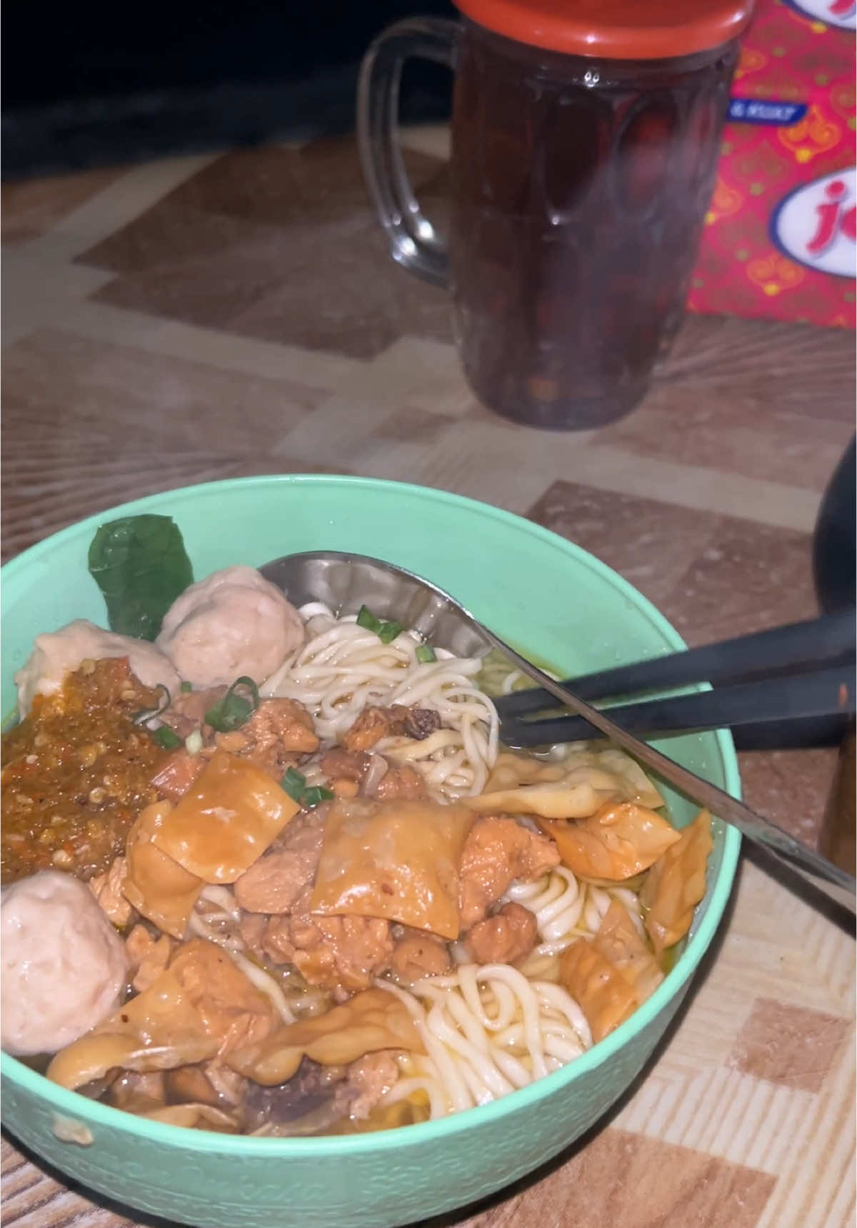 Hujan ngemie #rain #mieayam #noodles #snoweats #raineat #camp #makanmie #miepedas #hujan