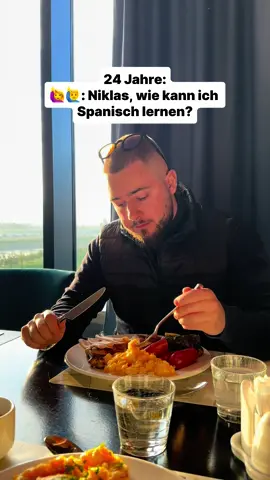 Spanisch sprechen zu können ist viel einfacher, als die Meisten denken. Nur braucht man dazu die richtigen Methoden. Daher habe ich dir ein kostenloses Videotraining erstellt, in dem ich dir all diese Methoden Schritt-für-Schritt erkläre. Kommentiere einfach mit “SPANISCH” und ich sende es dir zu.  Saludos, dein Niklas🇪🇸 __________________ #spanisch #herrspanisch #spanischfürdeutsche #spanischlernen #spanischfüranfänger #spanischlehrer 