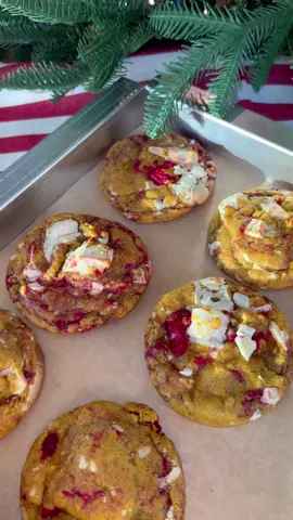 Saffranscookie med hallon, vit choklad och cheesecakefyllning – en dröm i varje tugga! 🥹😍 #saffranscheesecakecookies 