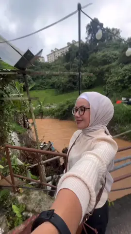 Replying to @. Mak mak tudung senget normal lah kan😌 #outfit #OOTD #pandaeyes #bostanten 