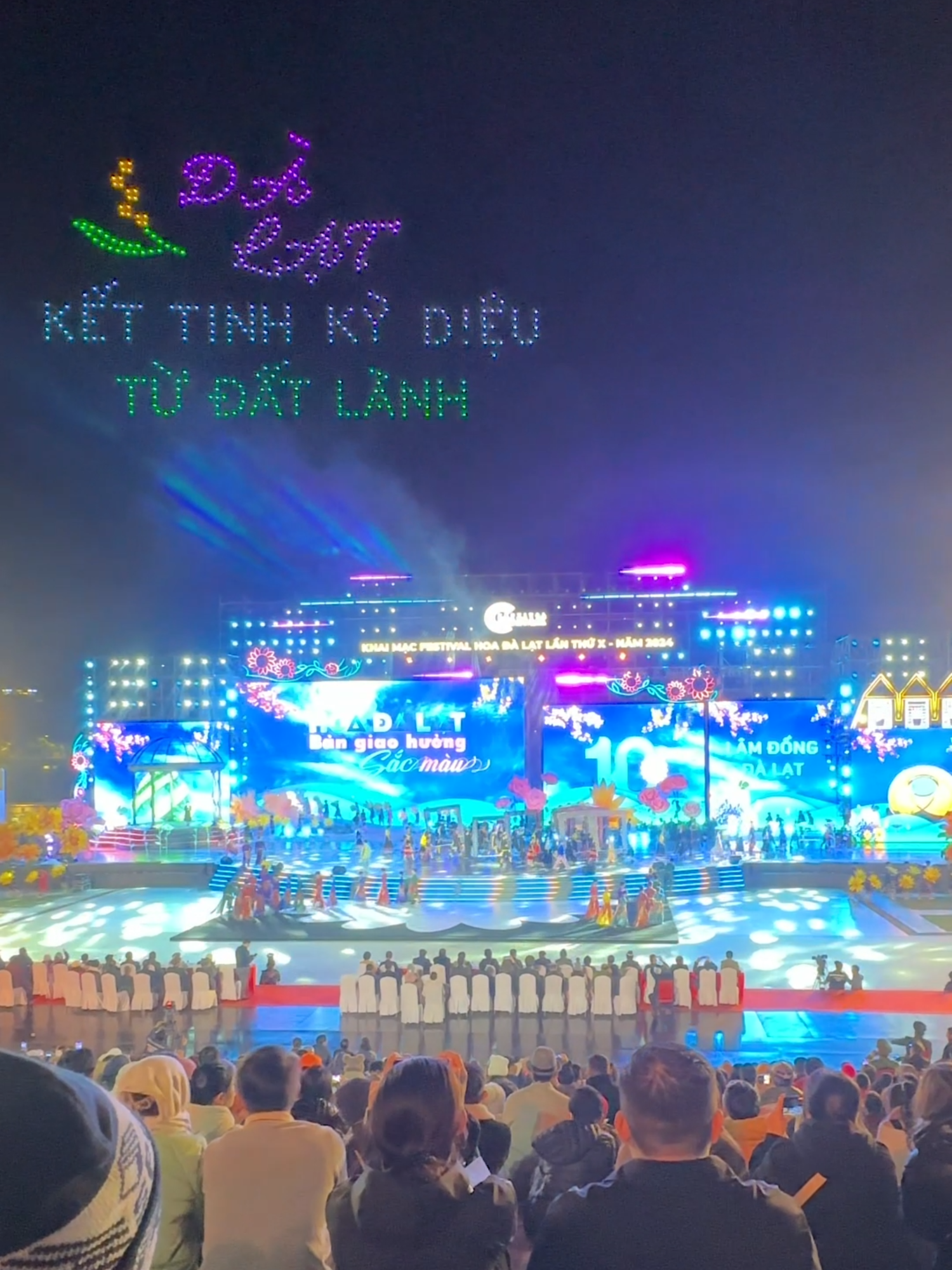 Đêm tổng duyệt Khai mạc Festival Hoa Đà Lạt 2024. Âm thanh, ánh sáng, biểu diễn drone quá là hoành tráng luôn... #dalat #festivalhoadalat #festivalhoa2024
