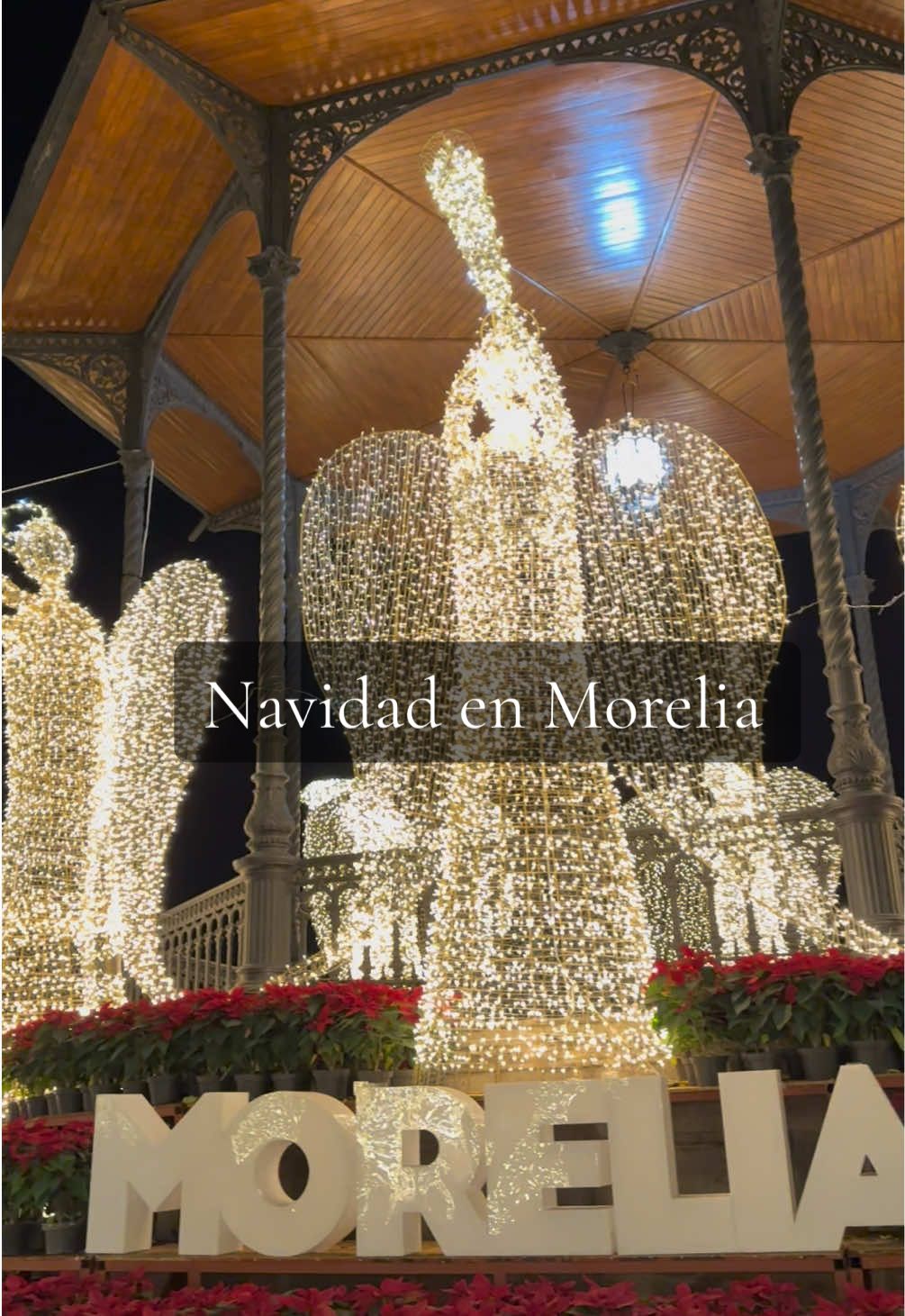¡La Navidad llego a Morelia! El plan más bonito en estas fechas es disfrutar de la decoración navideña de nuestro centro histórico.  #navidad #quehacer #morelia #pistadehielo #moreliamichoacán 