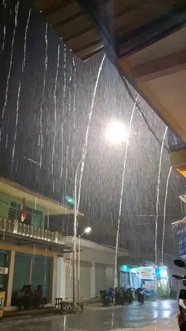 kejebak hujan bisa bertedu kalu hts san bisa apa.?😭