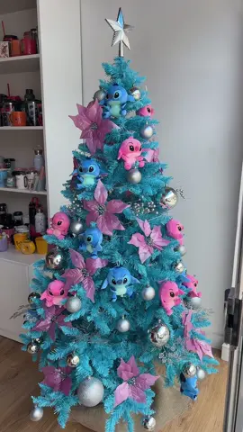 Quando você é a loja que tem a árvore de natal mais bonita da cidade 🤩🎄 venha conhecer!  #stitch #stitchlover #amostitch #arvoredostitch #natalstitch #christmasstitch #arvorediferente #decoracaodenatal #natal2024 #guarapuava 