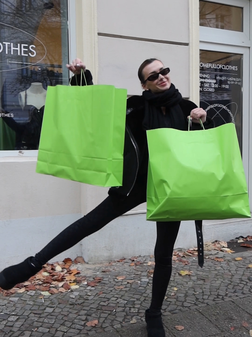 Uwielbiam vintage shopy!!! Ten totalnie mnie zaskoczył 🤩  📍Homefullofclothes, Gaudystraße 3, 10437 Berlin, Niemcy