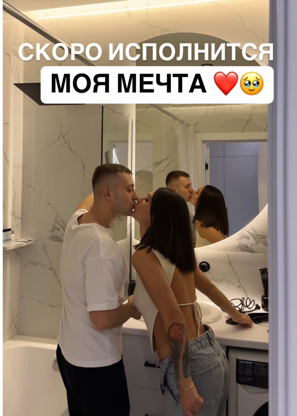 ✈️🌴🥥☀️  Мы собираем чемоданы и летим греться к жаркому солнышку Леша давно хочет показать мне эту страну, потому что ему там понравилось. Говорит я прилечу и не захочу улетать)) Конечно не захочу, я бы жила в месте где вечное лето и даже готова была бы мириться с разными живностями 😅  Еще с начала года мы думали когда бы лучше это сделать) и вот наконец все карты сложились как мы хотели и можно лететь 🙌🏼 До последнего мы не знали получится у нас или нет, потому что много факторов влияло на эту поездку: А’дам и болячки из сада 😅, я с токсикозом, дела Леши..  Решение нужно было принимать только сейчас. За неделю до выезда))  Теперь осталось собраться и готовиться к отъезду. Это будет самое дальнее наше путешествие еще и с А’дамом 🙌🏼 Думаю вы уже догадались куда мы летим, но расскажу позже))) инст: fayana.tm