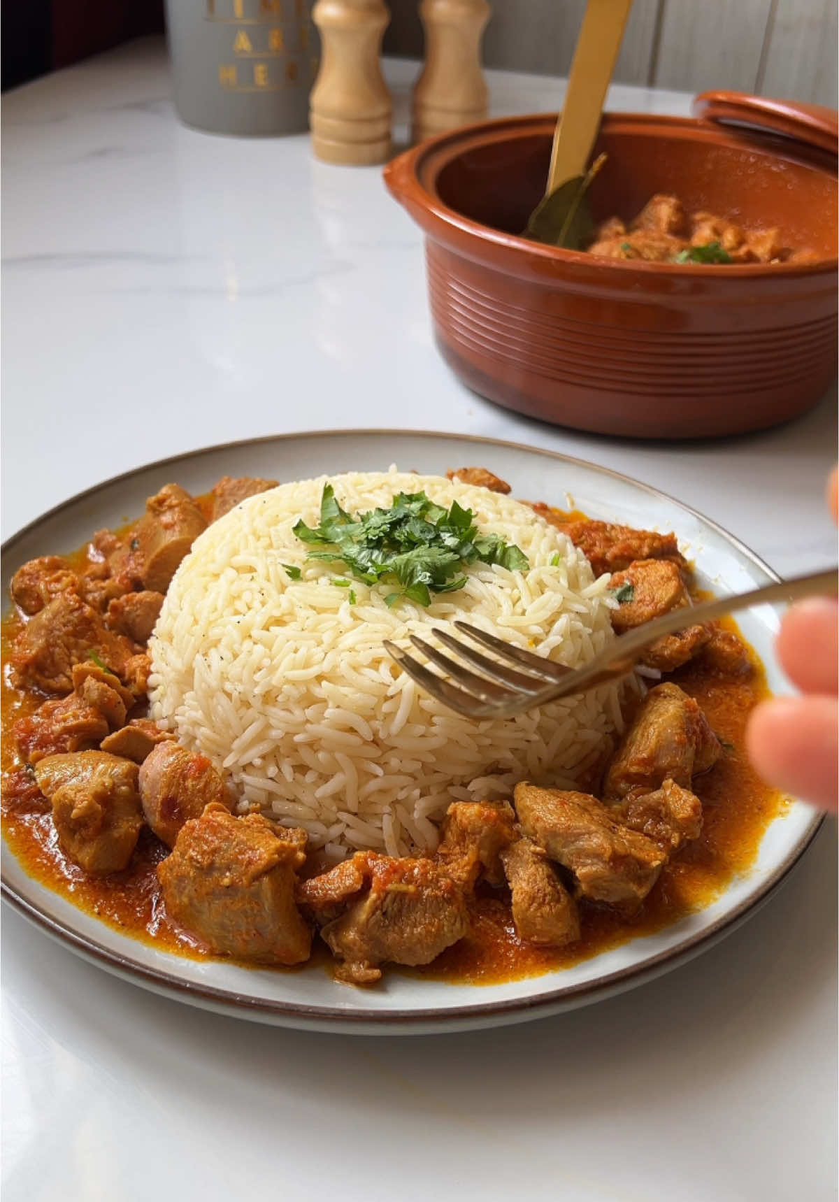 هاذي هي الوصفة لي تهنيكم من التخمام ويفرحو بيها كبار وصغار ، سهلة التحضير بنينة ومشبعة ، جربوها وردولي لخبر 🥰 love you 🫶 ملاحظة : إلا ما توفروش افخاذ الداند تقدرو تستعملو منطقة الصدر  وبالنسبة للأرز استعملت بسماتي ، لازم تغسلوه مليح باش تنحولو كامل النشاء لي فيه من بعد تخلوه فالماء مدة نصف ساعة هكذا باش كي يطيب ما يجيش ناشف ☺️ . . . . . . . ‎#المطبخ_الجزائري_الاول_عالميا #المطبخ_العربي #المطبخ #وصفات #وصفات_سهله  ‎#العائلة #الشدة_التلمسانية #الجزائرية #dz #dzpower #dzair #dzbeauty #dzteam #dzayer #teamdz #المطبخ_الجزائري #المطبخ_الجزائري_الاصيل #ارز #أرز #legumessautés #poulet シ #دجاج #اكلة_سريعة #أرز_بسمتي #explorer #الجزائر #وهران #rize #riz #dinde