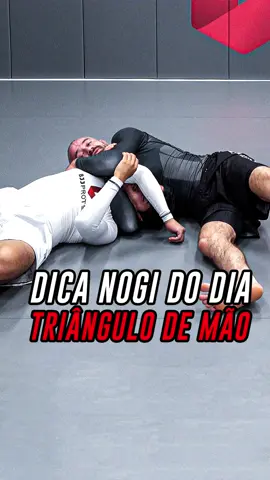 TRIÂNGULO DE MÃO | LEIA A LEGENDA. O Professor @jeanfeijobjj traz nesse vídeo alguns detalhes e ajustes pra finalizar no jiu-jitsu sem kimono, hoje vamos falar sobre o triângulo de mão, posição já conhecida mas que a gente traz alguns ajustes importantes para que você finalize da maneira mais eficiente. Quer acelerar sua evolução estudando jiu-jitsu online? Acesse hoje mesmo nossa plataforma e venha fazer parte da nossa comunidade! Estude Jiu-jitsu! Estude com a @bjjprotech #bjjprotech #jiujitsu #bjj #ibjjf #brazilianjiujitsu #jiujitsulifestyle #bjjlifestyle #artesuave #faixapreta #blackbelt #cbjj