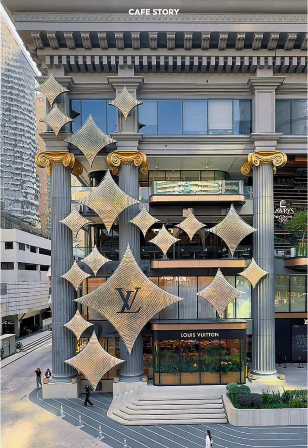 📍 Le Café Louis Vuitton 👜☕️✨ คาเฟ่ หลุยส์ วิตตอง ~เกษรอัมรินทร์~ คาเฟ่หรูแห่งใจกลางกรุงเทพฯ ต้อนรับเทศกาลแห่งความสุขด้วยเมนูพิเศษที่สะท้อนเอกลักษณ์และความใส่ใจในรายละเอียดแบบหลุยส์ วิตตอง ทุกจานและแก้วล้วนได้รับการรังสรรค์อย่างประณีตเพื่อมอบประสบการณ์แห่งรสชาติที่ไม่เหมือนใคร 🥂 ✨ เมนูของหวาน: 🍰 Tiramisu Monogram Cake - เค้กทีรามิสุรสละมุน ดุจกำมะหยี่ พร้อมกลิ่นหอมของกาแฟโรบัสต้า 🎄 Raspberry Tart - ทาร์ตราสเบอร์รี่รูปทรงต้นคริสต์มาสสุดน่ารัก 🧇 LV Caviar Waffle - วาฟเฟิลเนื้อนุ่มราดวิปครีม พร้อมคาเวียร์และทองคำ ☕️ เครื่องดื่มพิเศษ: 🍷 Mulled Wine - เครื่องดื่มเทศกาลหอมกลิ่นเครื่องเทศ 🍹 Mistletoe Margarita - รสชาติสดชื่นของเลมอนและลูกแพร์ ❄️ Snow Globe - เครื่องดื่มสีฟ้าใสดั่งทะเลอันดามัน 🎁 พิเศษ! ชุดของขวัญ Vivienne on Holiday และ “King’s Pie” ที่มีจำนวนจำกัด มาพร้อม féve ตามธรรมเนียมฝรั่งเศส ไม่ว่าจะเป็นการเฉลิมฉลองหรือหาของขวัญสุดหรู Le Café Louis Vuitton พร้อมเติมเต็มเทศกาลแห่งความสุขให้พิเศษยิ่งขึ้น 💫 🗺 พิกัด: ศูนย์การค้าเกษรอัมรินทร์, กรุงเทพฯ 🕘 เปิด: 10:00-20:00 น.