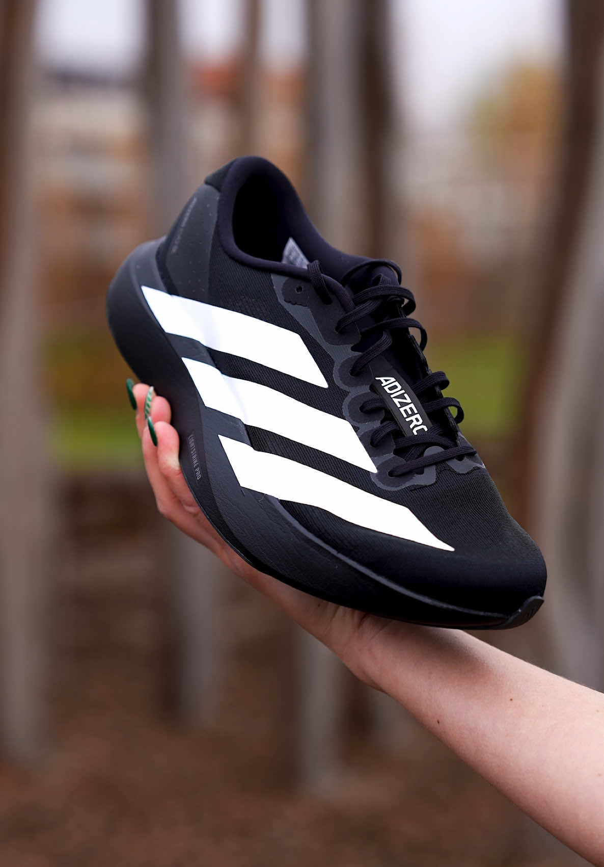 ❤️‍🔥 𝐋𝐞 𝐜𝐨𝐮𝐩 𝐝𝐞 𝐜𝐨𝐞𝐮𝐫 𝐝𝐞 𝐥’𝐞́𝐪𝐮𝐢𝐩𝐞 𝐞𝐧 𝟐𝟎𝟐𝟒 ! C’est cette magnifique paire de @adidas « adizero Evo SL » dans son coloris full black 👀 En détails :  ✔️ 𝟐𝟐𝟒 𝐠𝐫𝐚𝐦𝐦𝐞𝐬 et drop de 7 millimètres  ✔️ Modèle d’entraînement très 𝙥𝙚𝙧𝙛𝙤𝙧𝙢𝙖𝙣𝙩  ✔️ Excellent 𝙧𝙖𝙥𝙥𝙤𝙧𝙩 𝙦𝙪𝙖𝙡𝙞𝙩𝙚́ / 𝙥𝙧𝙞𝙭 🏆  ✔️ 150€ (pas de plaque carbone)  𝙎𝙩𝙤𝙘𝙠 𝙙𝙞𝙨𝙥𝙤𝙣𝙞𝙗𝙡𝙚 𝙚𝙭𝙩𝙧𝙚̂𝙢𝙚𝙢𝙚𝙣𝙩 𝙡𝙞𝙢𝙞𝙩𝙚́ ! Inscrivez-vous au tirage au sort sur l’app adidas 🔗