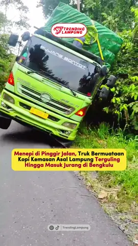 Truk asal Lampung menuju Bengkulu terguling hingga masuk jurang diduga akibat kelebihan muatan, kemarin (03/12/24) Truk bermuatan kopi kemasan tengah menepi ke pinggir jalan dan sopir tidak menyadari bahu jalan yang miring membuat truk terguling ke jurang Atas insiden tersebut tak ada korban jiwa dan sopir truk selamat dan tidak mengalami luka. #TrendingLampung #MobilMasukJurang #TrukTerguling #BeritaLampungid #Lampung #Bengkulu #MasukJurang #TrendingNews #Fyp #HelloLampung #lampungpride 