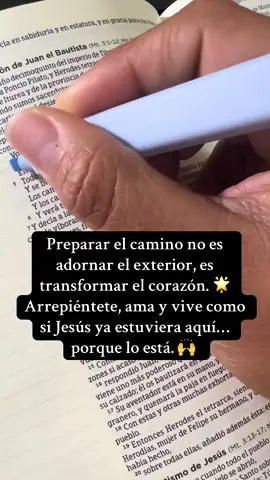 ✨ La Navidad no se trata solo de luces y adornos, sino de preparar lo más importante: tu corazón. ✨ Hoy, reflexionamos en Lucas 3: “Preparen el camino del Señor.” ¿Qué significa? Arrepentirte, perdonar y vivir cada día como si Jesús ya estuviera contigo… ¡porque lo está! 🌟 ¿Te animas a hacer espacio para Él en esta temporada? 💛 #Lucas3 #ReflexiónNavideña #LaVerdaderaNavidad #JesúsEsLaRazón #Fe #Arrepentimiento #NavidadConProposito