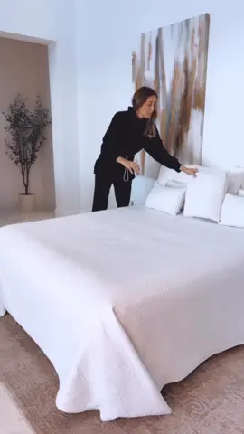 Amazon home must have! This self inflate queen bed is just the perfect bed to have to host guests. Link to the bed above the comments 👆👆
