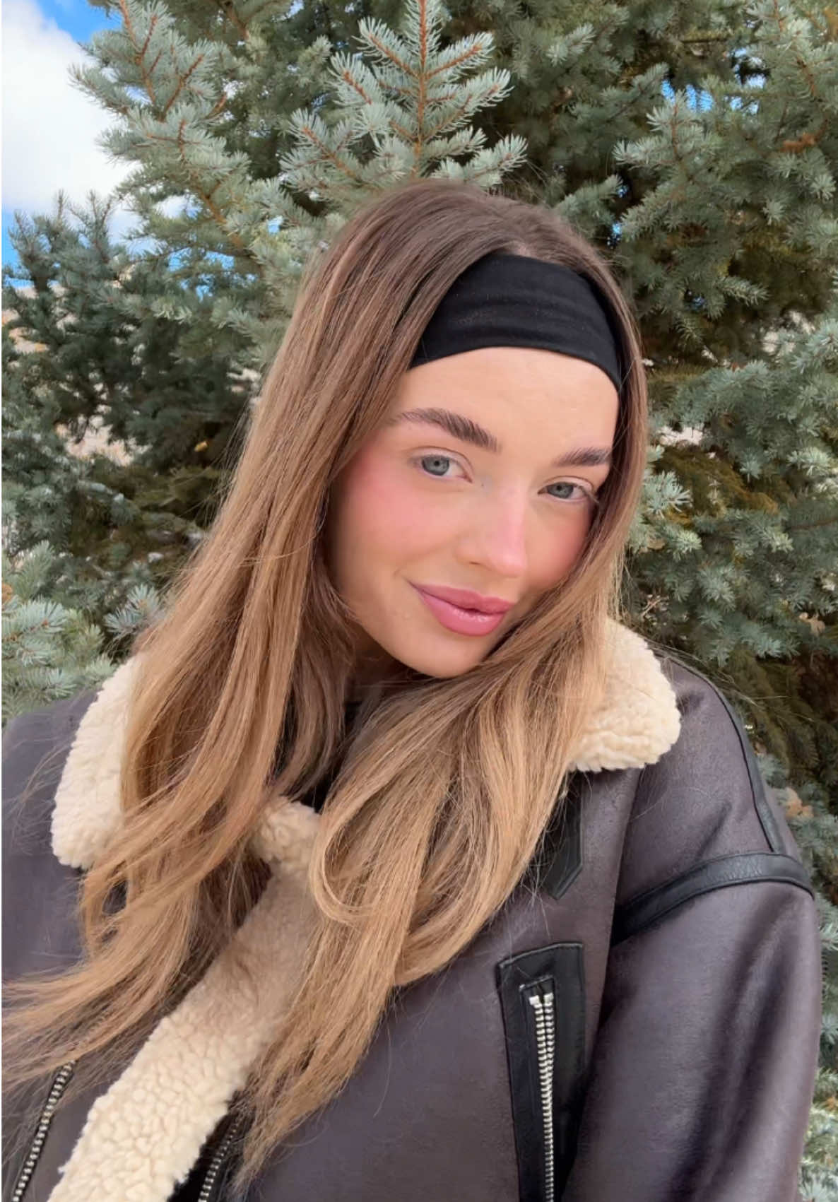 I dont care that it is getting cold out, I will still be wearing SPF everyday! My go-to @Colorescience ❄️🤍 #coloresciencepartner 