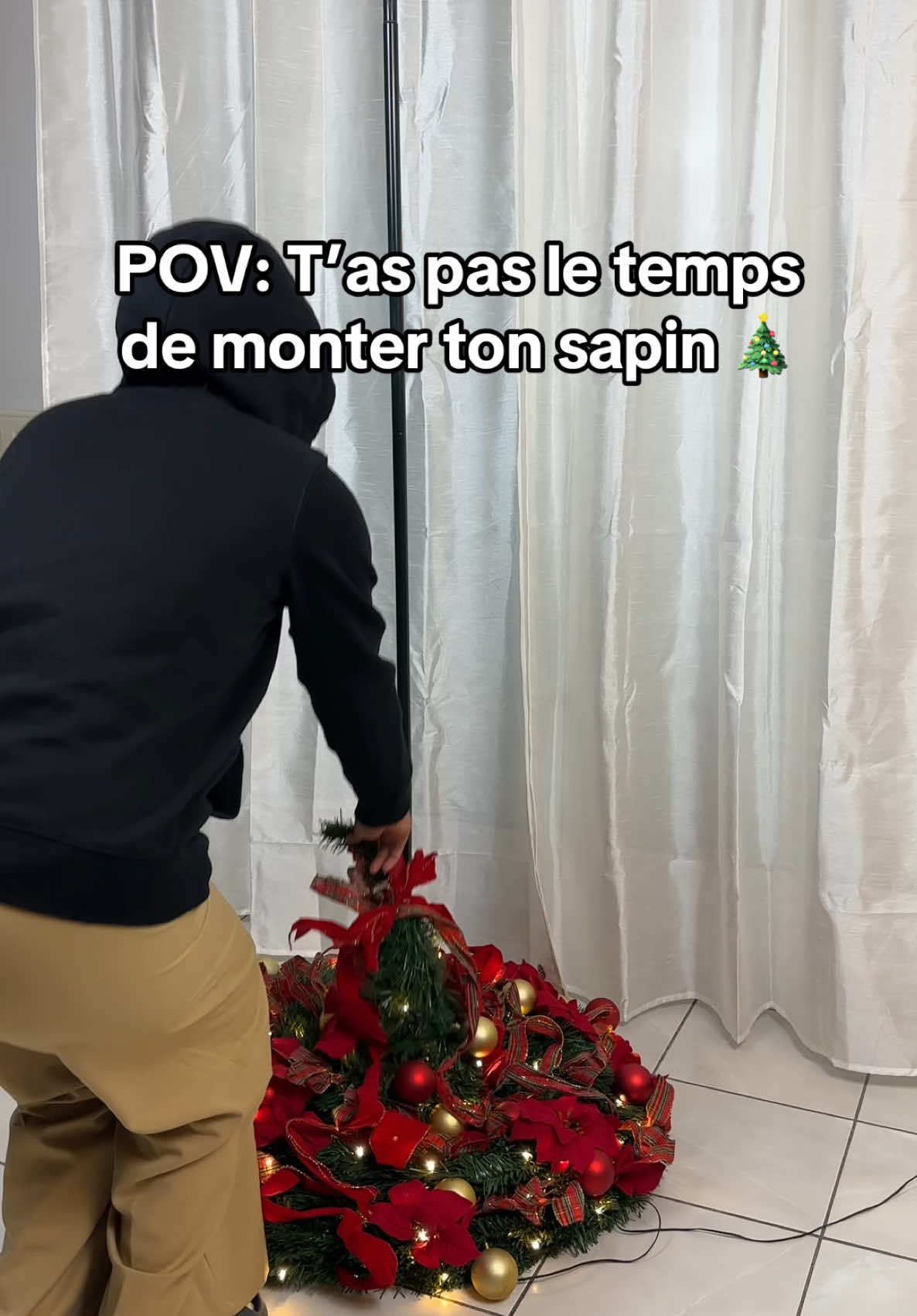 C’est super utile pour ceux qui n’ont pas le temps 😊🎄 #sapindenoel #sapinpliable #popuptree #bricolage #amenagement #homehacks #maldedos 