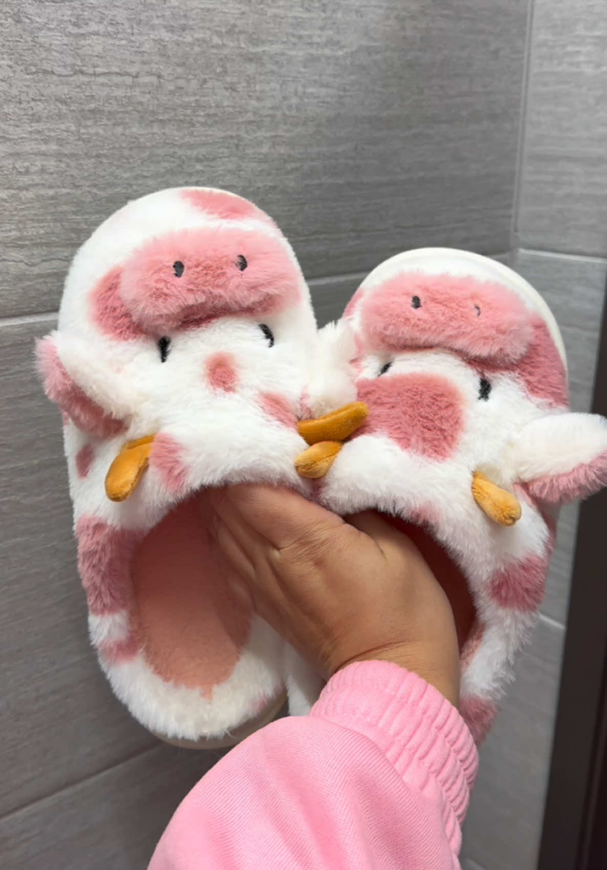 Pantuflas cute de vaquita🩷#cow #pantuflasdevaquita #pantuflasrosas #pantuflas #pantuflasvaca #zapatoscomodos #viral #tiktokshop 