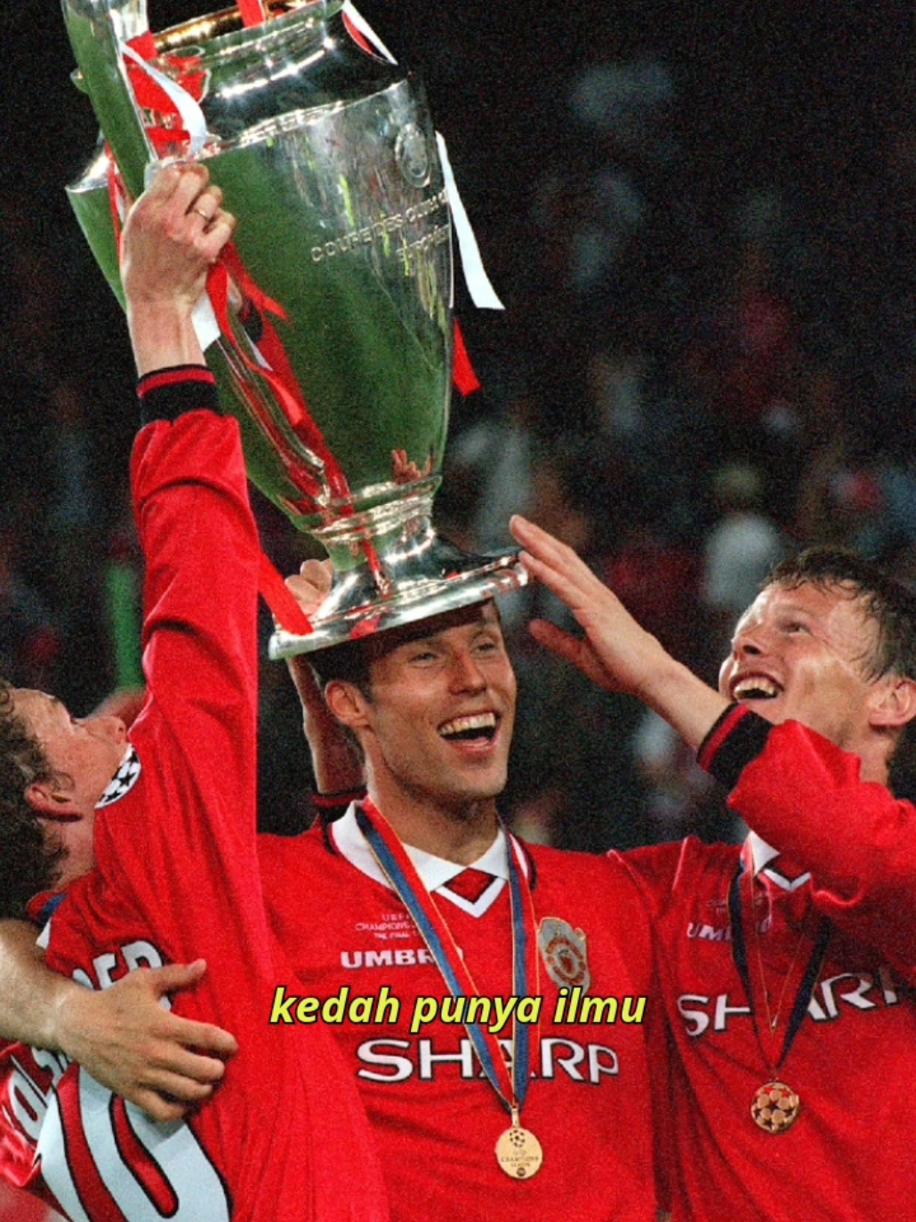 Dengan ilmu kita akan tahu, bahwa: Menjunjung es teh maupun menjunjung trofi, keduanya sama-sama mulia. 🏆 #blitartengahwengi #blitar24jam #mufc #ggmu #siralexferguson #championsleague #facup #englishpremierleague